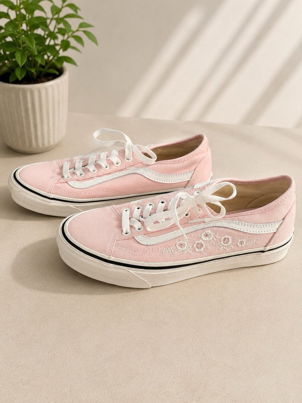 Vans Women’s Pink Floral Embroidered Low Top Sneakers Size 10